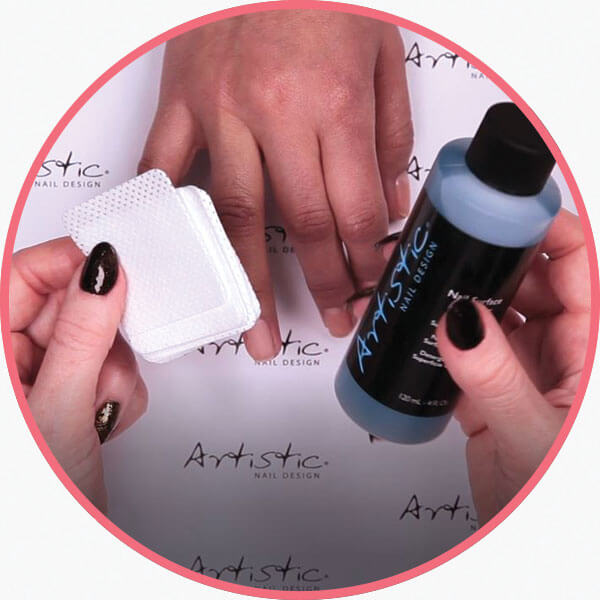 paso 2 aplicación Artistic Colour Gloss Limpiar la uña